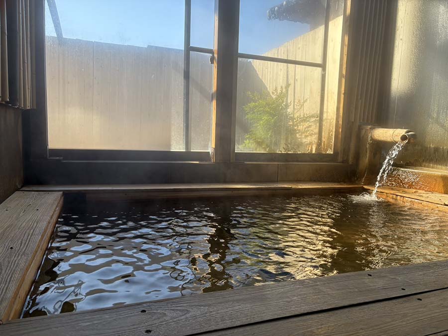 金鉱山から噴出した温泉「湯之尾温泉」