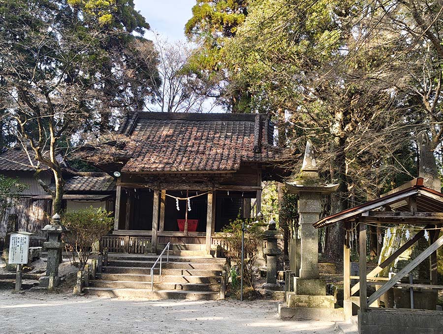 敷地内には忠元神社もあります