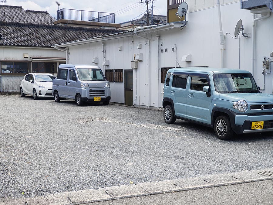 店舗裏に駐車場あります